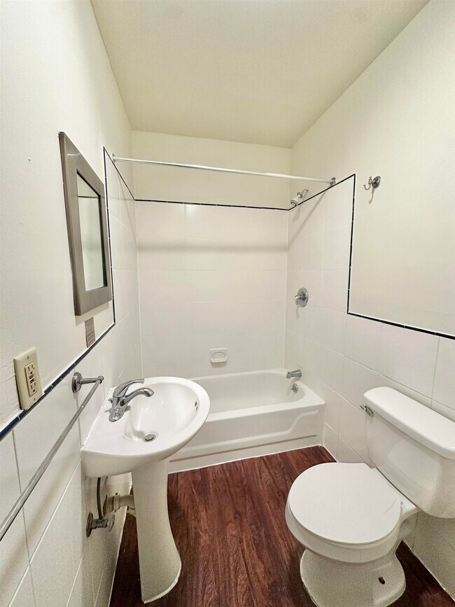 Building Photo - 189 Van Horne St