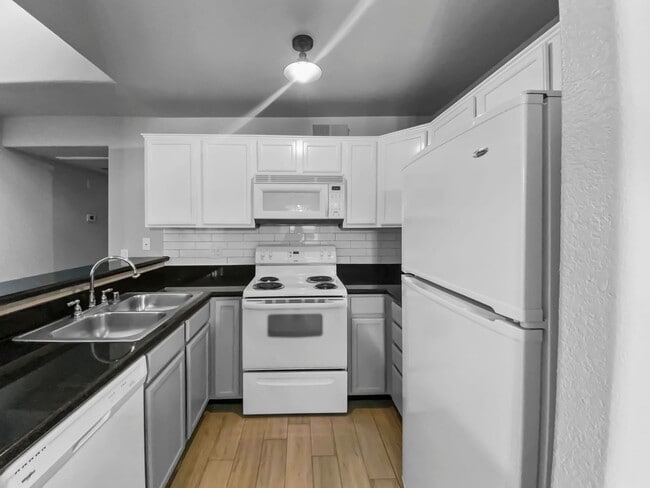Building Photo - Lovely 3 Bedroom Condo! First 2 weeks free, Will be available May 1st