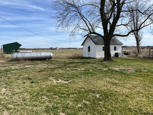 Building Photo - Country living at a great Price.