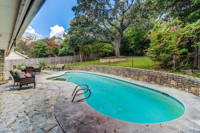 Building Photo - 2300 Cypress Point E