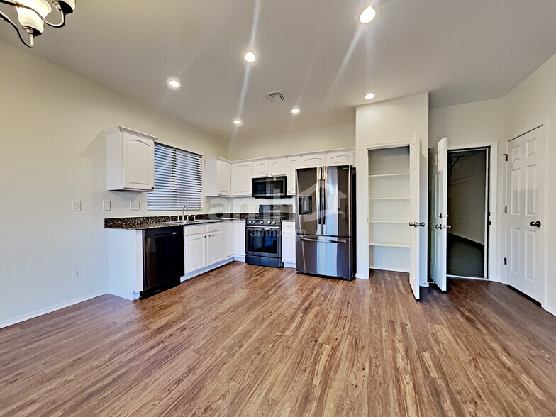 Building Photo - 902 E Autumn Harvest Pl