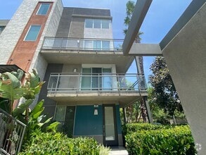Building Photo - Beautiful Townhouse 3 Bedroom + 3 Bathroom