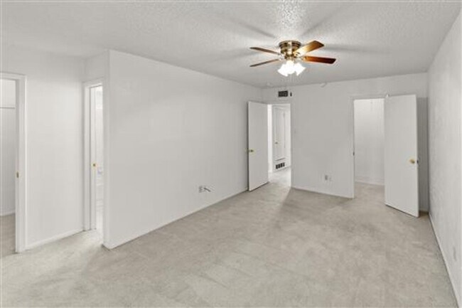 Building Photo - 2205 Foxcroft Ln