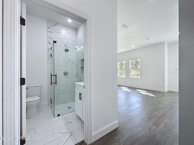 Building Photo - 2121 Broadwater Dr