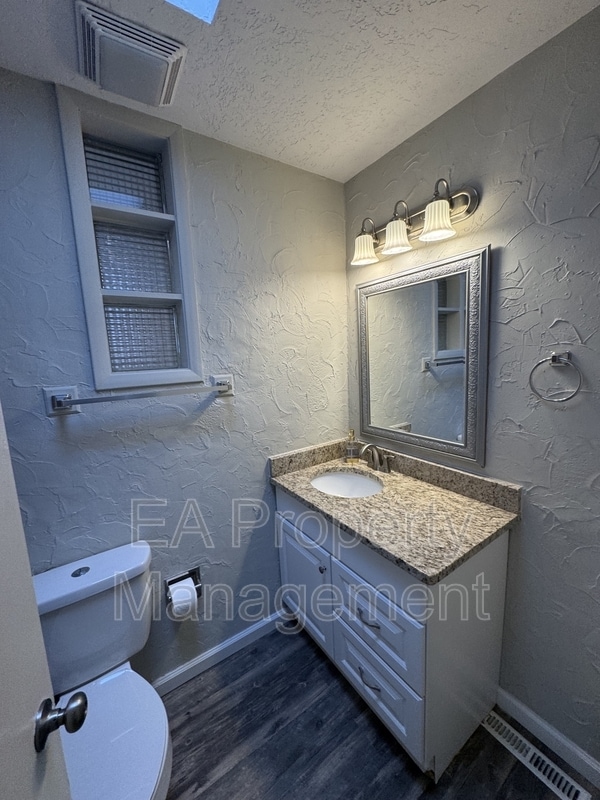 Building Photo - 1417 Dorothy St NE