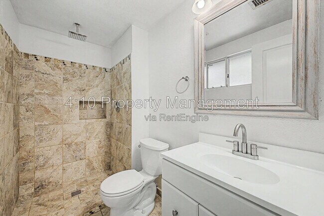 Building Photo - 2104 N Comanche Dr