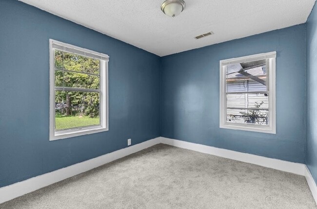 Building Photo - Beautifully Renovated 4 Bedroom 2 Bath Hom...