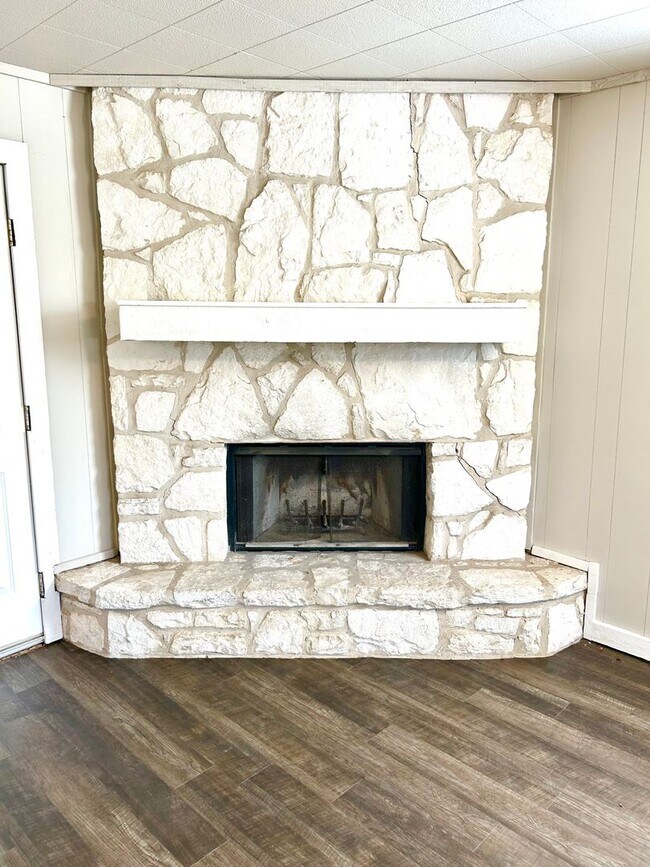 Building Photo - *COMING SOON* Cozy & Convenient – 3 Bedroom Home Near Shopping & Highways!