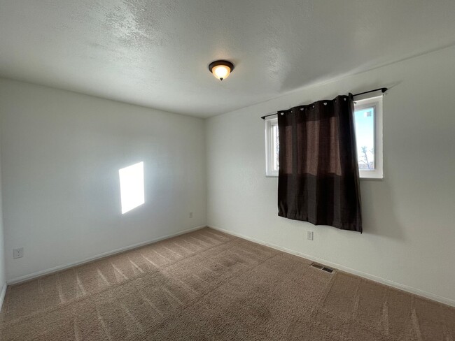 Building Photo - Cozy Tri-Level Home in Thornton! AVAILABLE...