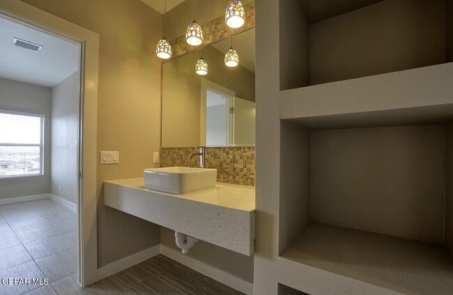 Building Photo - 410 Thorn Ave