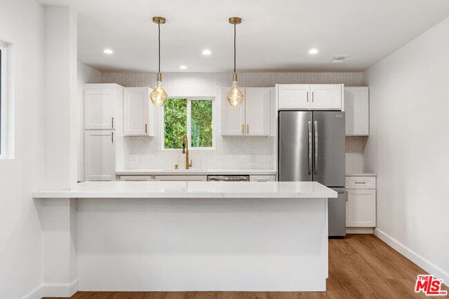 Building Photo - 15836 Chatsworth St