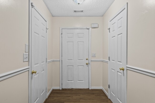 Building Photo - 6294 Hickory Ln Cir