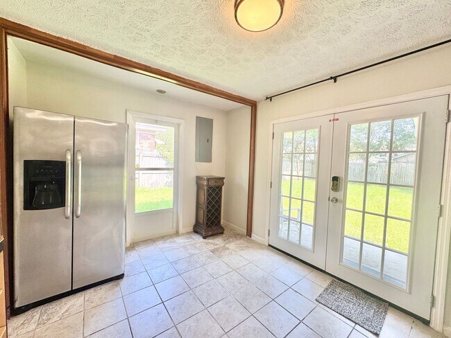 Building Photo - Home located on cul de sac