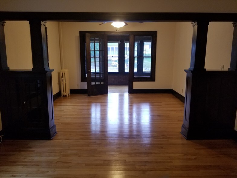 Heritage Crest Lg One LR - Heritage Crest Apartments