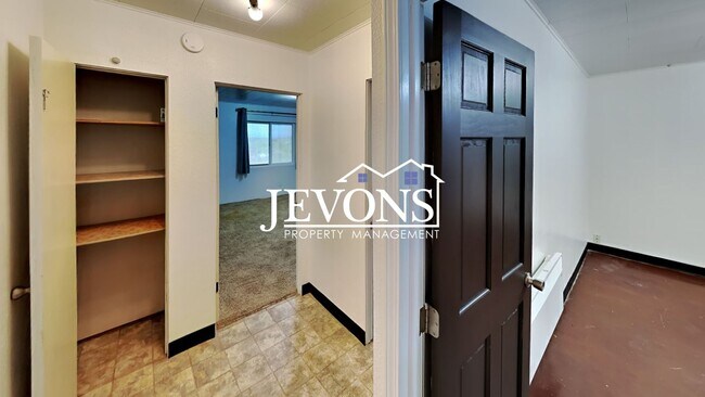 Building Photo - Inviting 2-bedroom with a fully fenced lar...