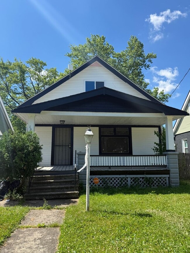Building Photo - 4bd Single E. 140/kinsman Section 8