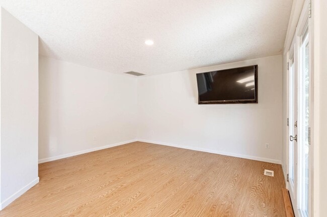 Building Photo - Comfortable 4-bdrm/2.5-bath home in Hillsb...