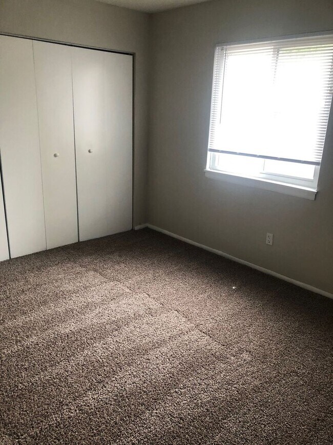 Building Photo - Charming 1-Bedroom 1-bathroom Apartment in the Heart of Chesterton!