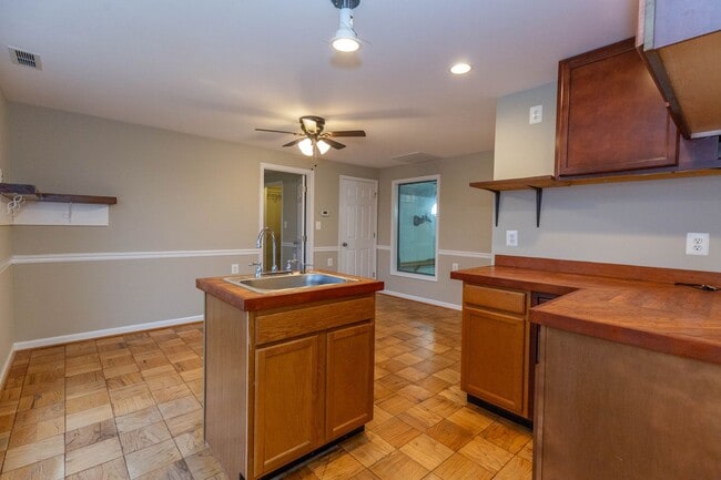 Building Photo - 1 bed, 1 bath, Apartment in Charles Town, WV