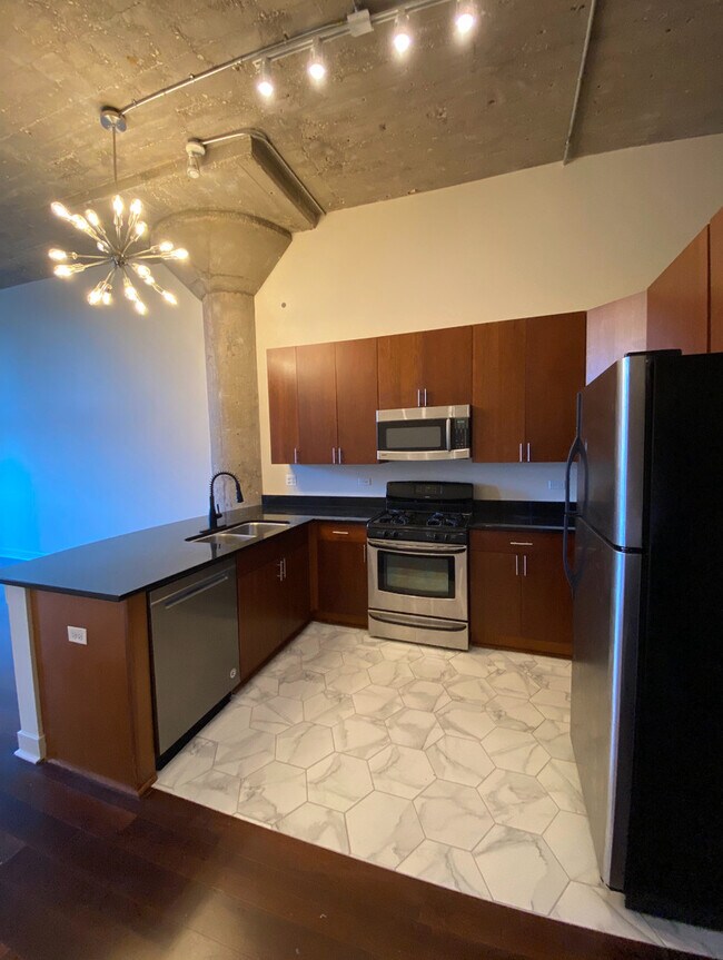 Building Photo - 320 E 21st St