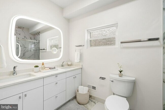 Building Photo - 1124 Dunton St