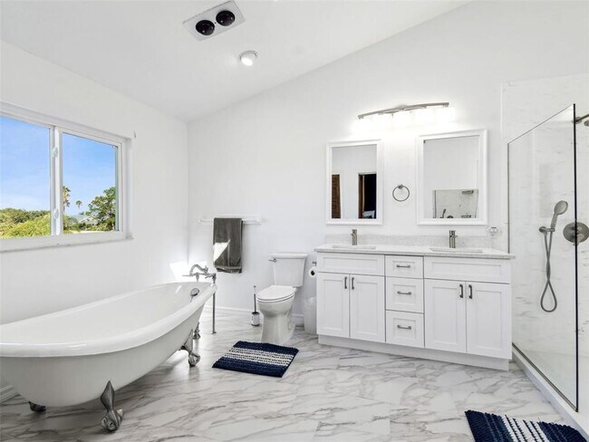 Building Photo - 6241 Bayside Dr