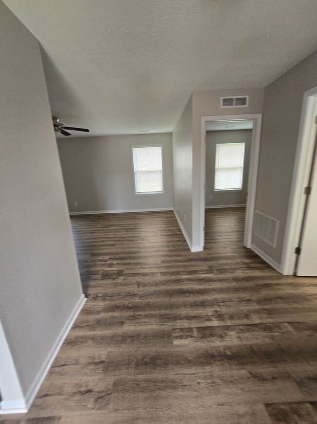 Building Photo - Three Bedroom Ranch Style Home Located in ...
