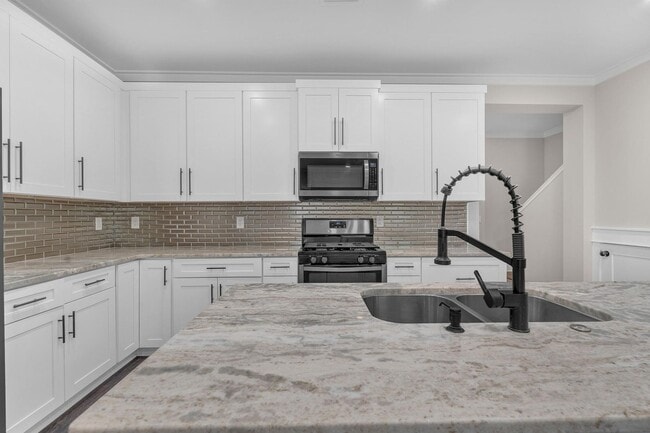 Building Photo - Modern 3 Bedroom Townhome!!