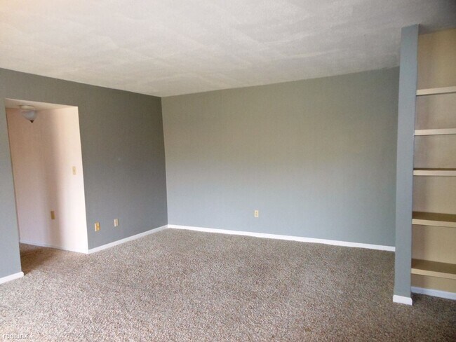 Building Photo - 2 br, 1.5 bath House - 35 Spring Court