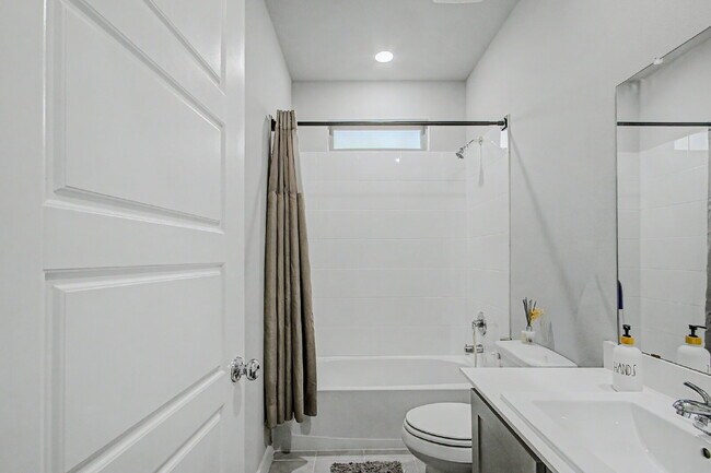 Building Photo - Experience Princeton Lifestyle