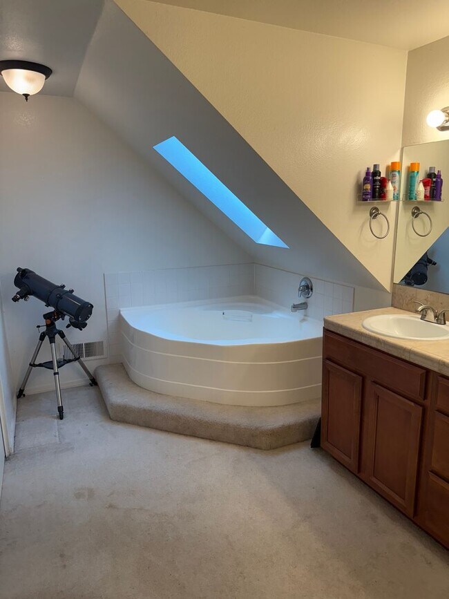 Building Photo - Located in the heart of Spanish Springs