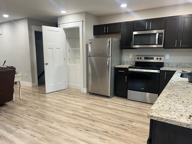 Building Photo - Beautiful home 3 minutes from ETSU!