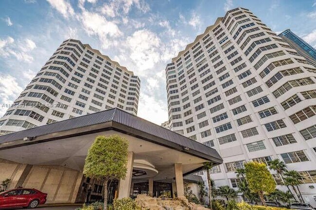Building Photo - 801 Brickell Bay Dr