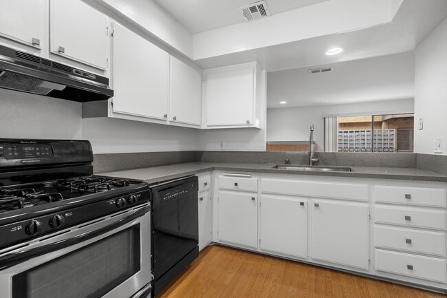 Building Photo - Stylish Pasadena Townhome: 2 Bedrooms, Upd...