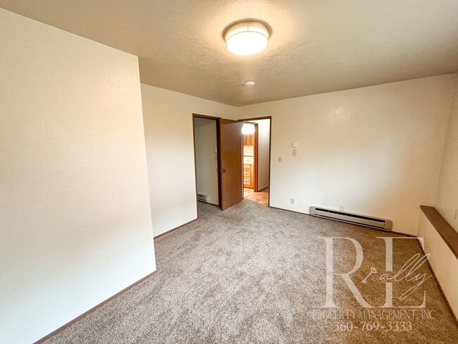 Building Photo - Charming 2-Story Duplex in Silverdale