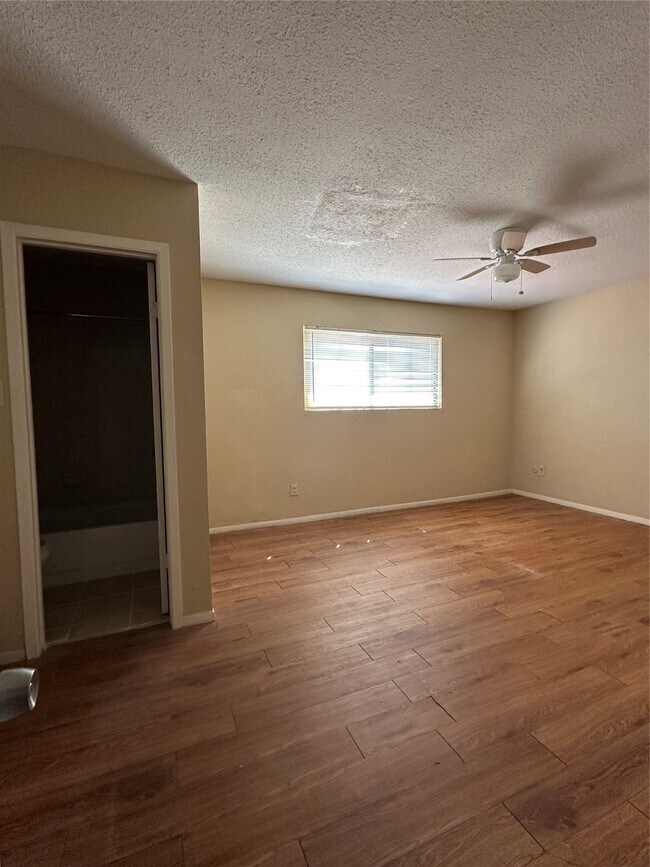 Building Photo - 8405 Wilcrest Dr