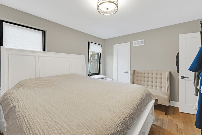 Building Photo - 819 Albion Ave