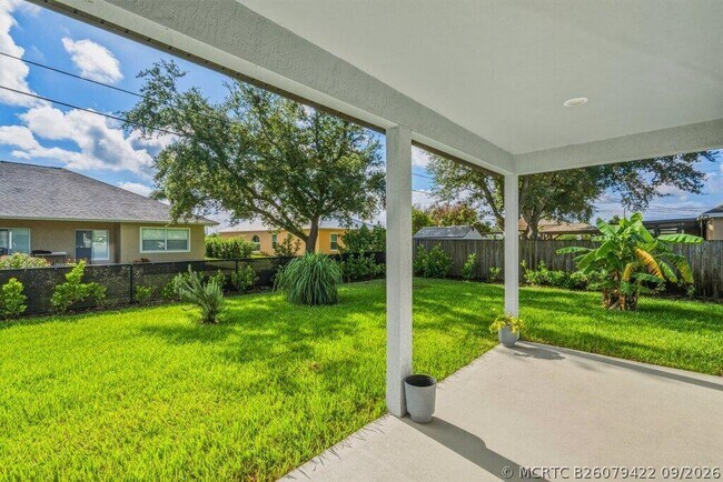 Building Photo - 226 SW Milburn Cir