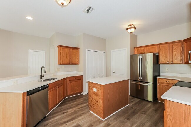 Building Photo - 10445 Meadow Spring Dr