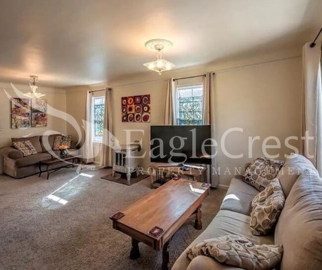 Building Photo - Charming Two Bedroom House with Bonus Room & Large Fenced Yard