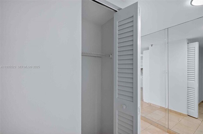 Building Photo - 520 Brickell Key Dr