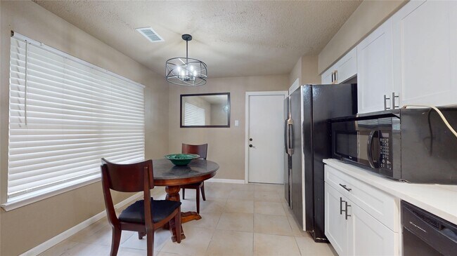 Building Photo - 1022 Manorglen Dr