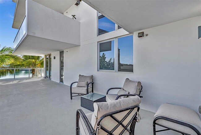 Building Photo - 9901 E Bay Harbor Dr