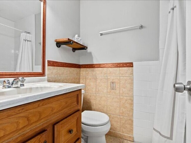 Building Photo - Salt Lake 3 bed 2 bath Family home