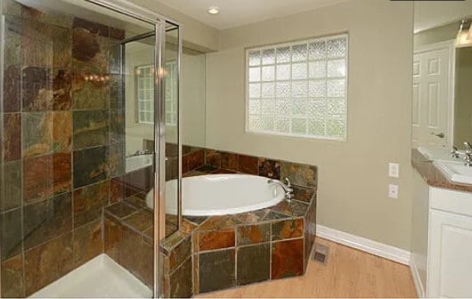 large soaking tub - 2900 Valley Oak Dr