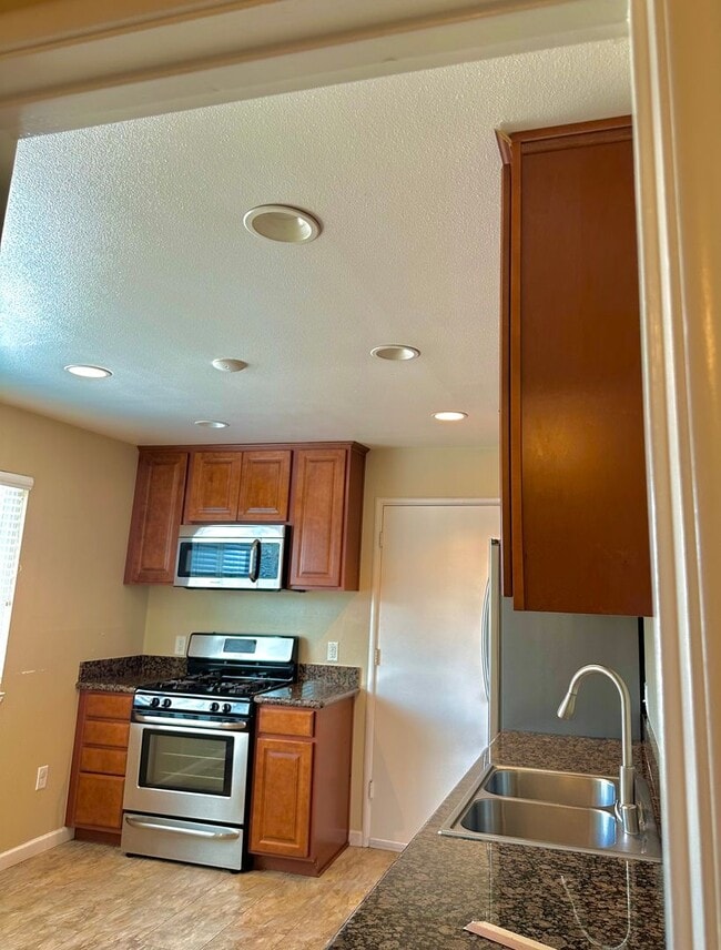Building Photo - $2500 / 2 BR WONDERFULLY REMODELED DUPLEX ...
