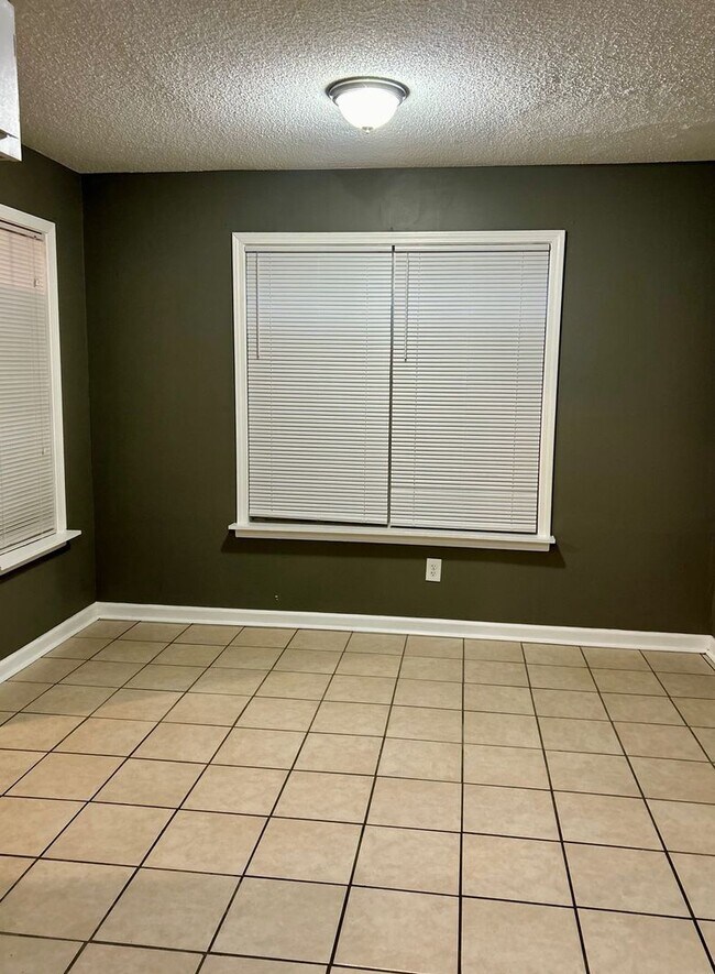 Building Photo - Very Nice Home in Stage Park Meadows