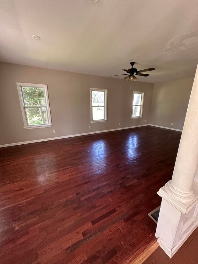 Building Photo - 5 Bedroom/1 bath Single family house