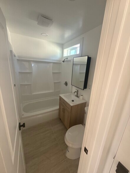 Building Photo - 5661 California Ave