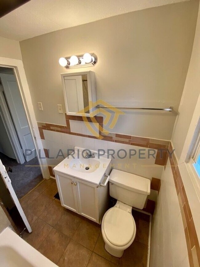 Building Photo - Spacious 3 Bedroom / 1 Bath Home Near Down...